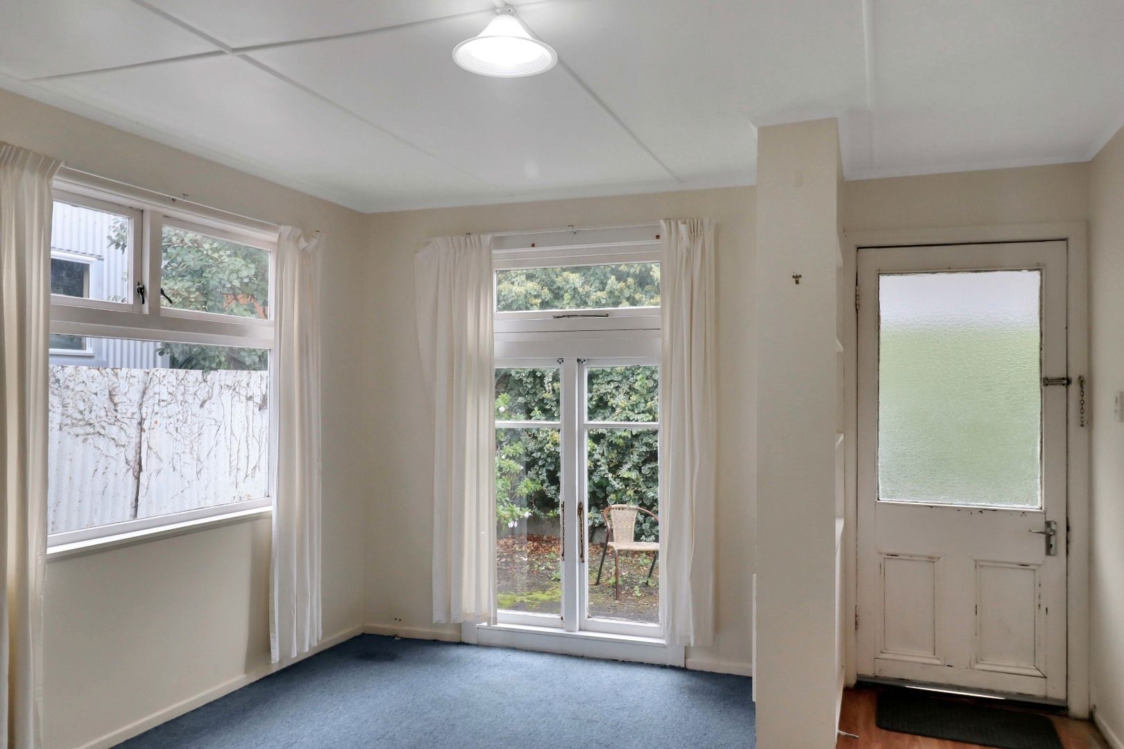 Sunny one bedroom flat, with carpark! image 1