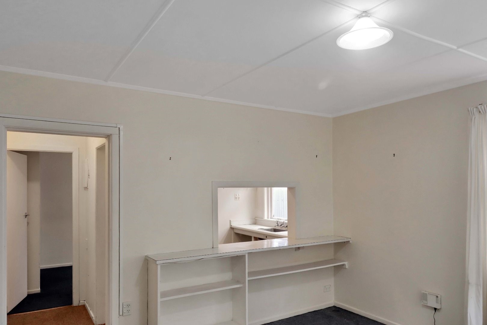 Sunny one bedroom flat, with carpark! image 4