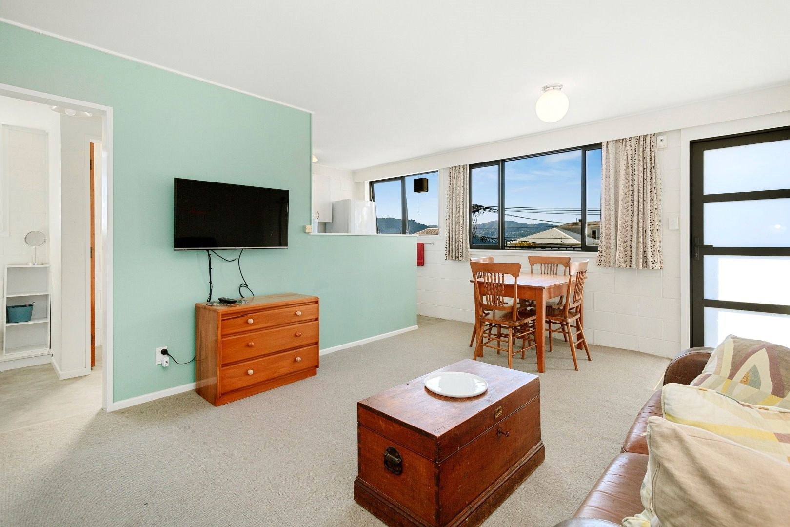 2-bedroom unit in Mt Victoria image 3