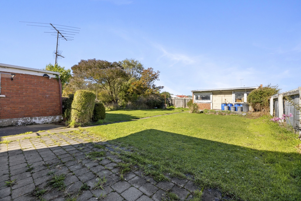 Prime Location, Perfect Project: Renovation Ready! image 11