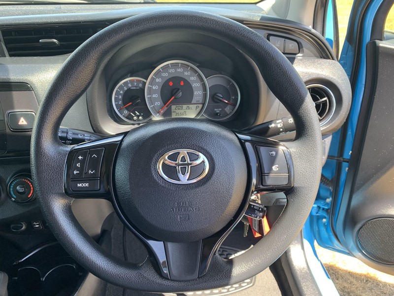 2017 Toyota Yaris Gx image 9