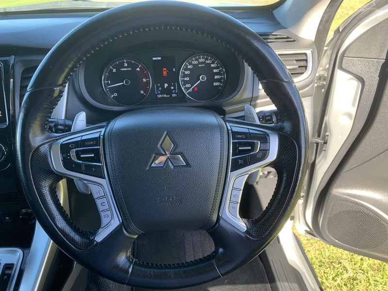 2017 Mitsubishi Pajero Vrx image 10