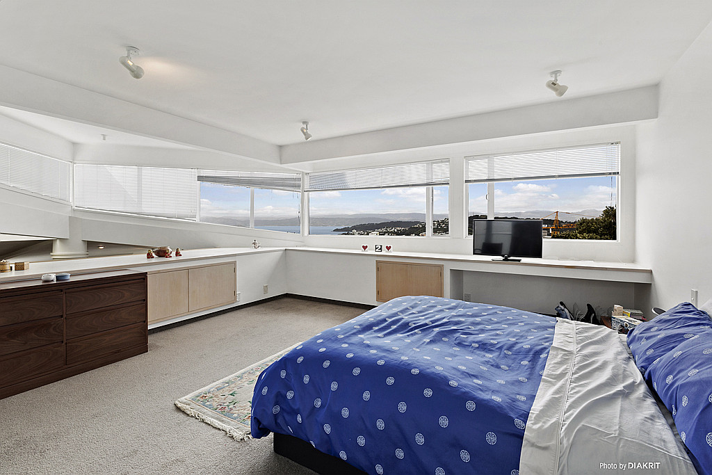 A 300SQM PENTHOUSE- WITH PRIVATE GARDEN & VIEWS. image 6