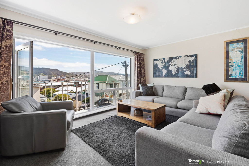 LIVING WITH CITY AND HARBOUR VIEWS image 9