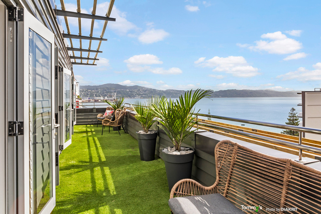 Real Estate For Sale Houses & Apartments : BREATHTAKING ORIENTAL BAY VIEWS