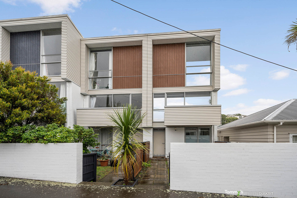 LOW MAINTENANCE LIVING. CENTRAL NEWTOWN LOCATION. image 1