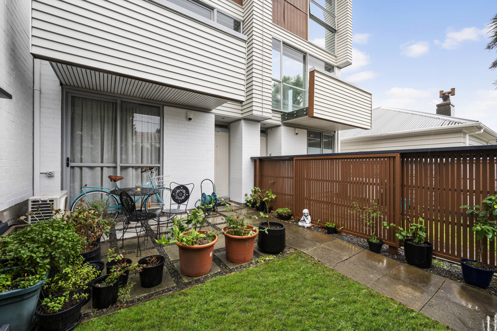 LOW MAINTENANCE LIVING. CENTRAL NEWTOWN LOCATION. image 2