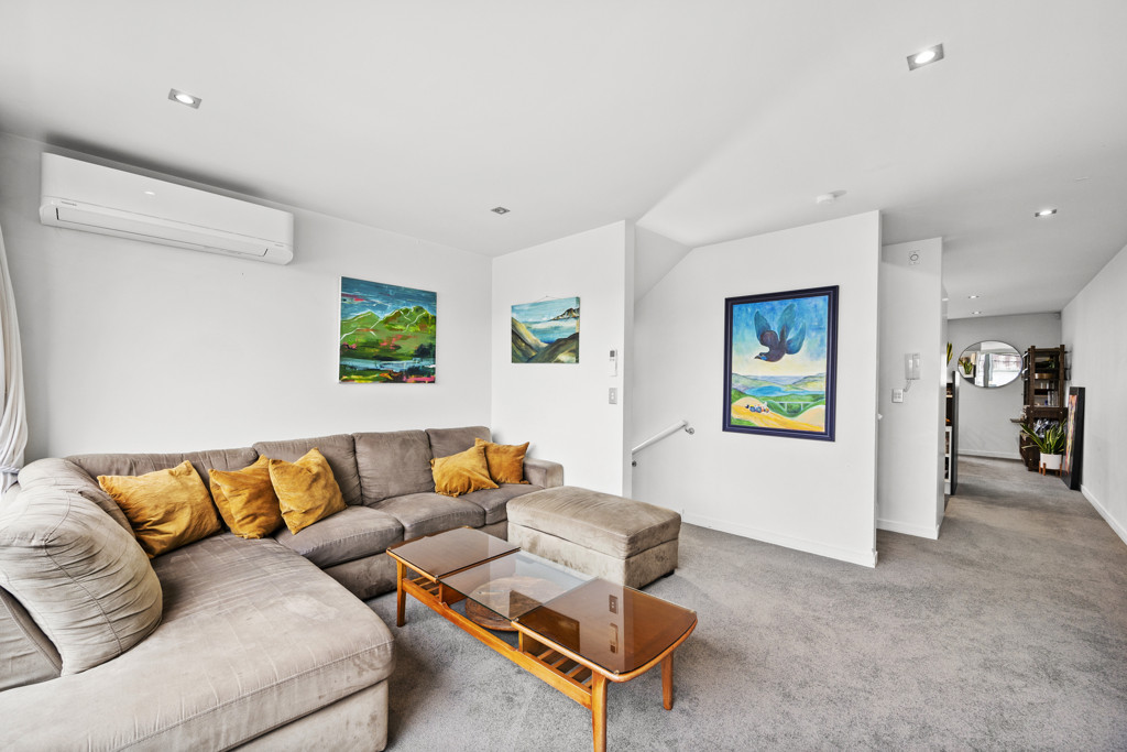 LOW MAINTENANCE LIVING. CENTRAL NEWTOWN LOCATION. image 4