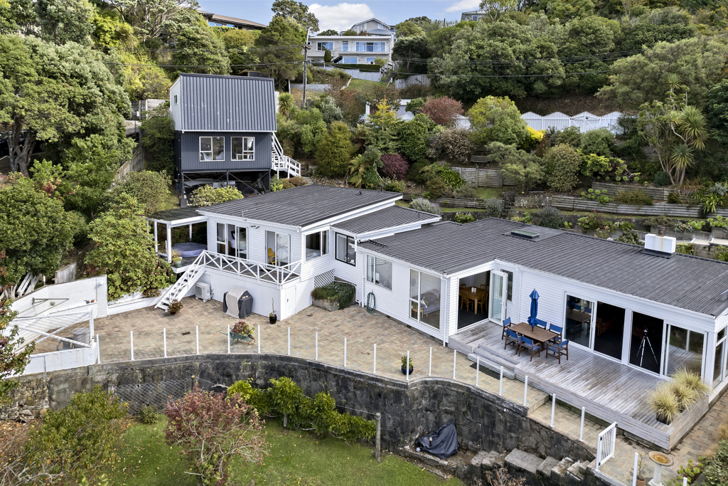 FAMILY HOME. LARGE SECTION. HARBOUR VIEWS image 1