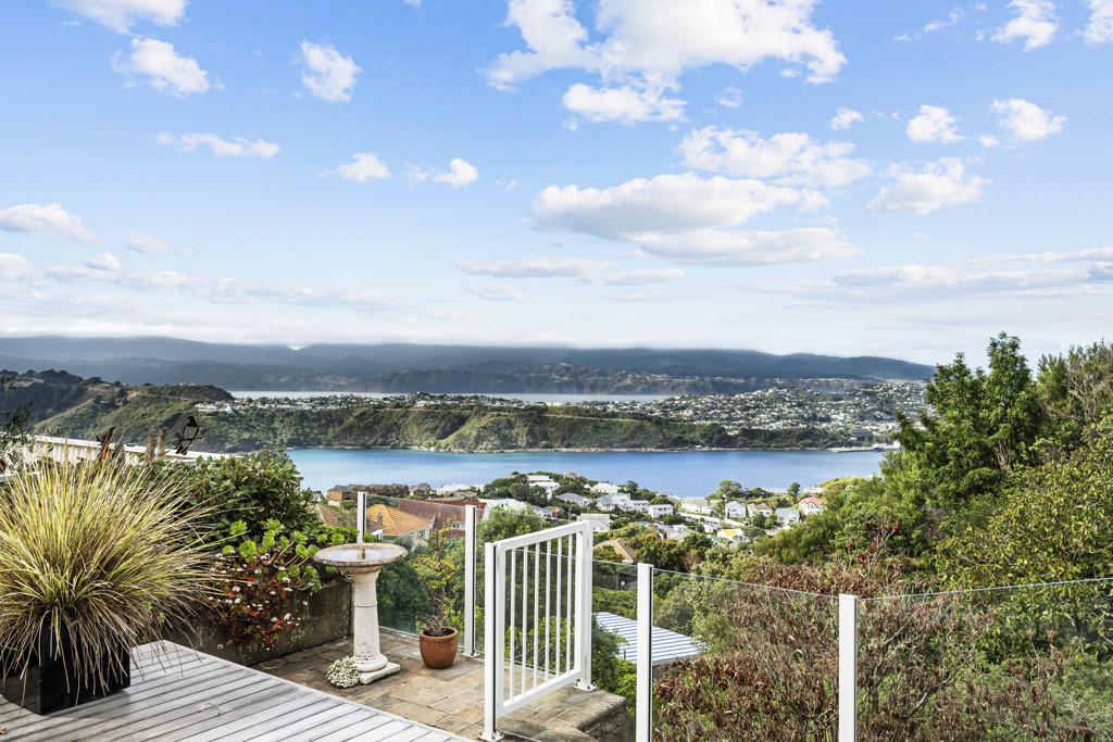 FAMILY HOME. LARGE SECTION. HARBOUR VIEWS image 4