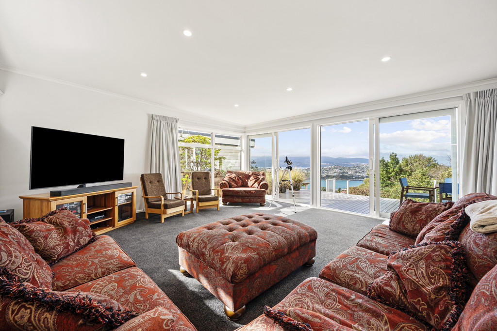FAMILY HOME. LARGE SECTION. HARBOUR VIEWS image 5