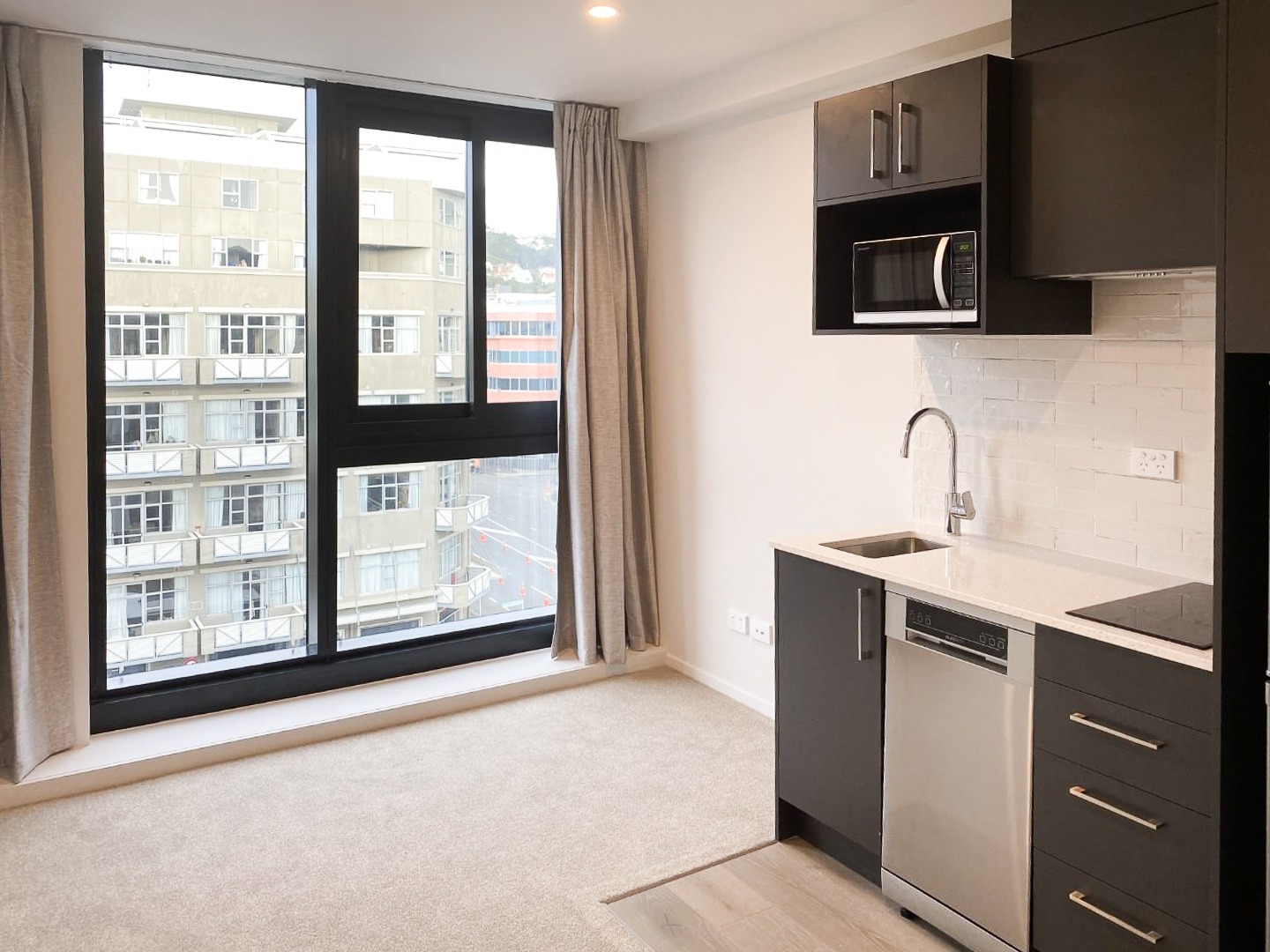 Real Estate For Rent Houses & Apartments : UNFURNISHED 1 Bedroom Studio in central Wellington