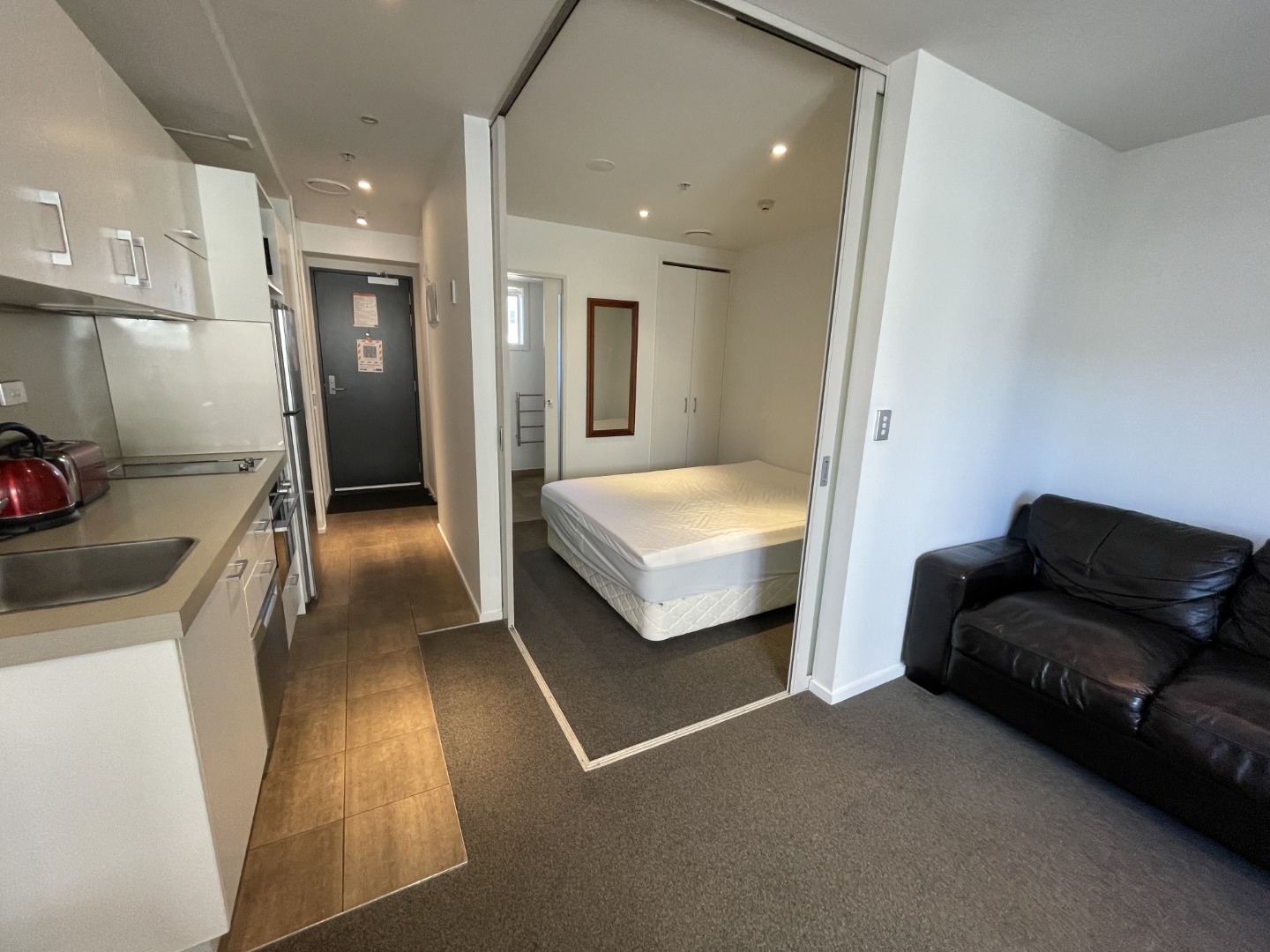 Lovely 1 bedroom apartment - Furnished, Wellington image 3