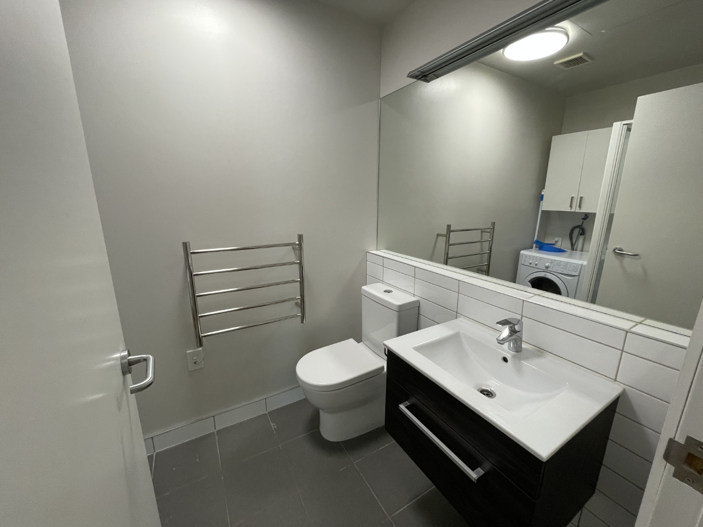 Modern 1 Bedroom  Apartment - FURNISHED, Wellington image 12