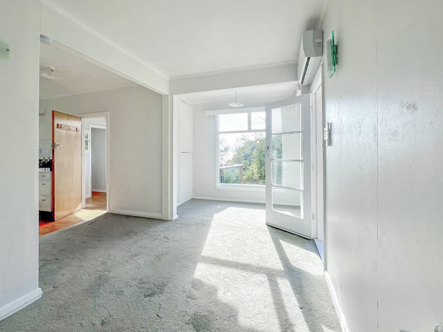 1 bedroom basked in sunlight, Lower Hutt, Wellington image 2