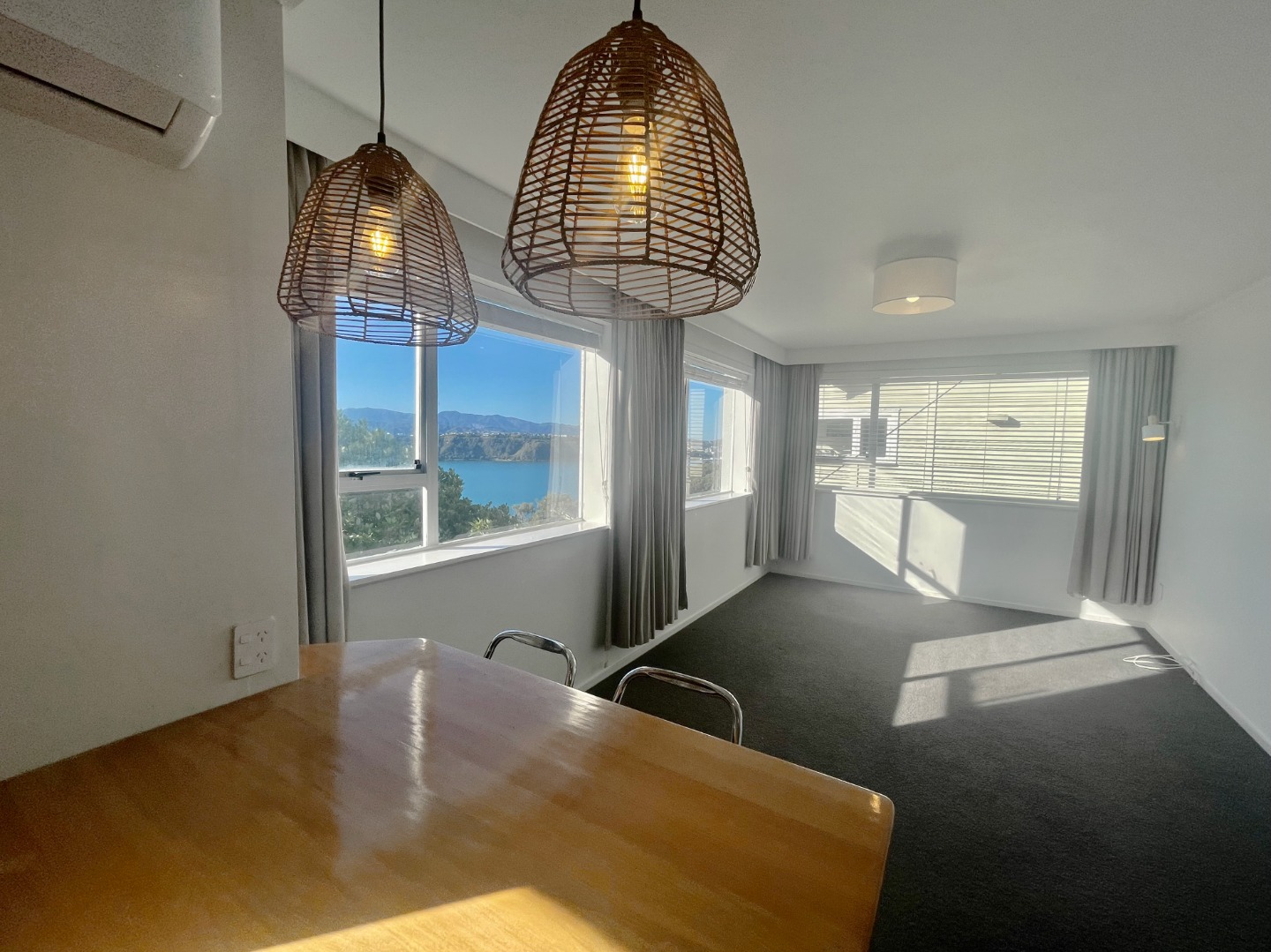 Sunny 1-Bedroom Apartment with Stunning Panoramic harbor Views, Wellington image 1
