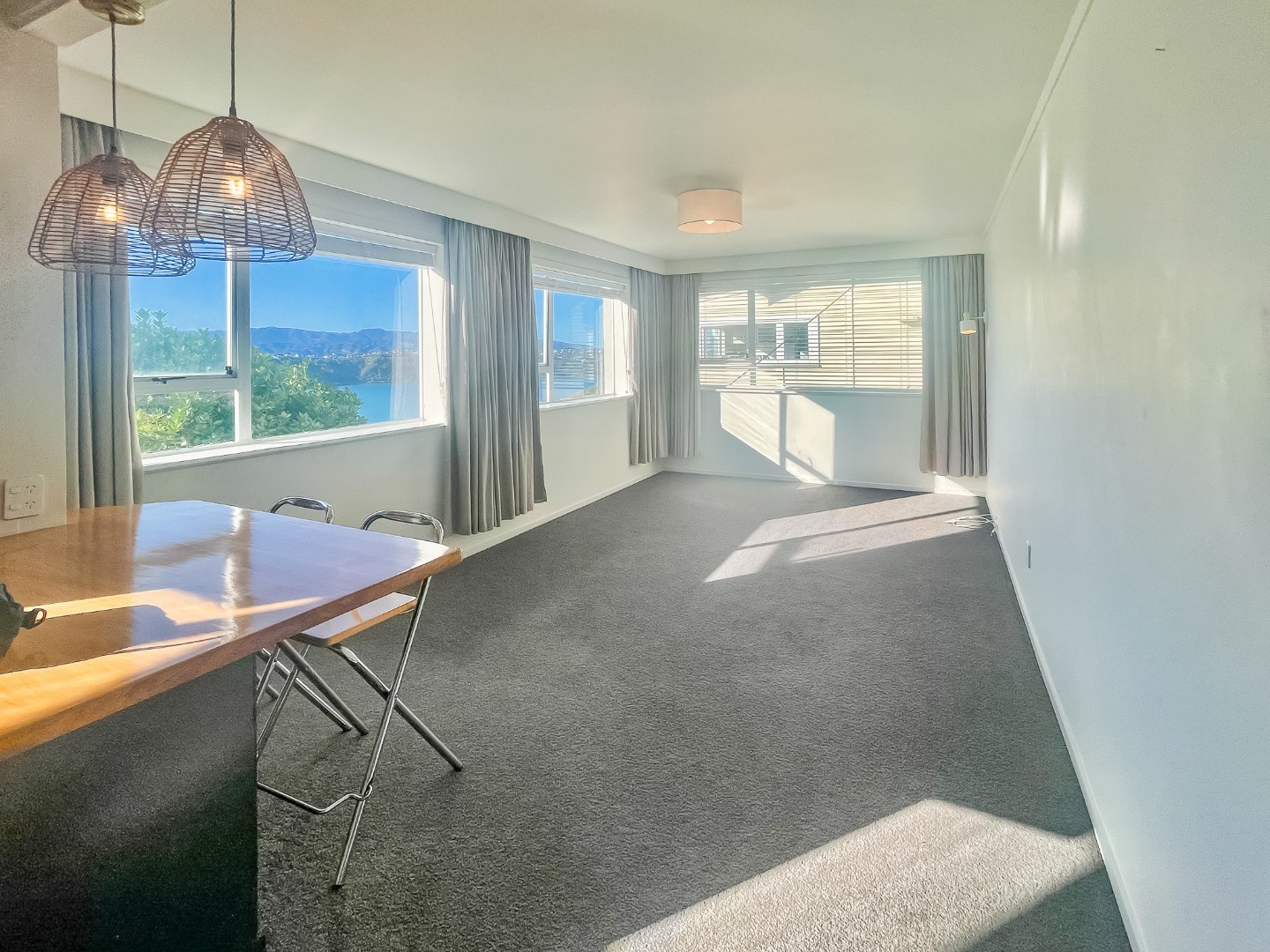 Sunny 1-Bedroom Apartment with Stunning Panoramic harbor Views, Wellington image 2