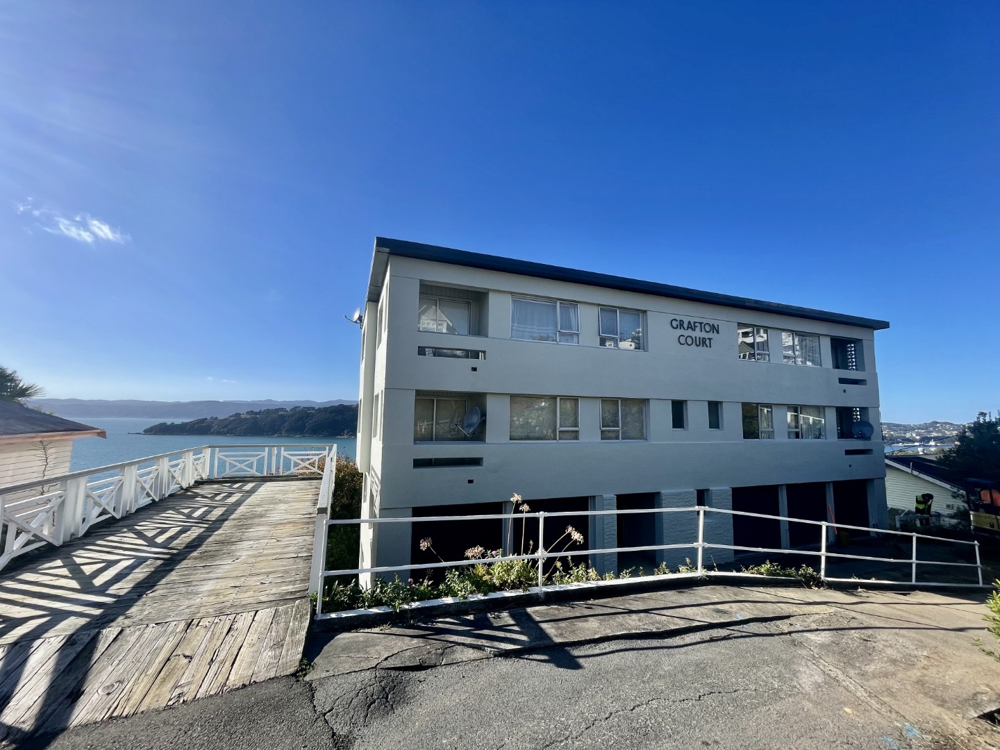 Sunny 1-Bedroom Apartment with Stunning Panoramic harbor Views, Wellington image 7