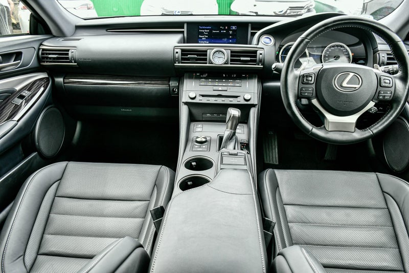 2017 Lexus RC300h image 10