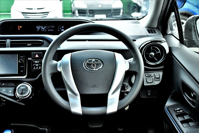 2015 Toyota Aqua image 12