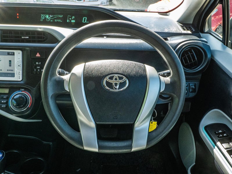 2013 Toyota Aqua image 13