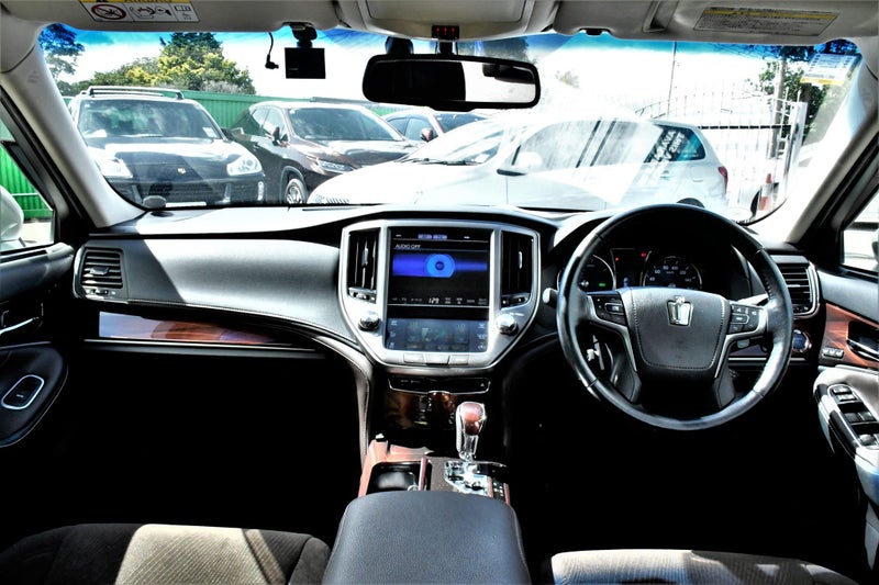2014 Toyota Crown image 13
