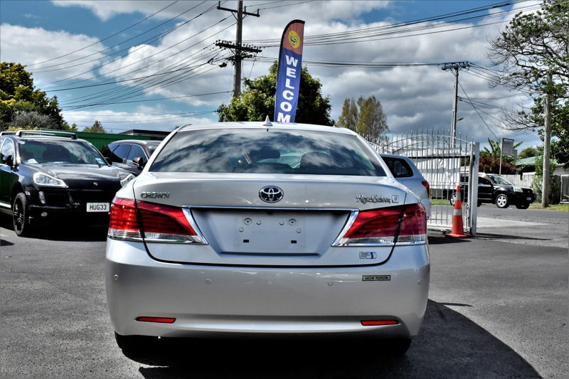 2014 Toyota Crown image 3