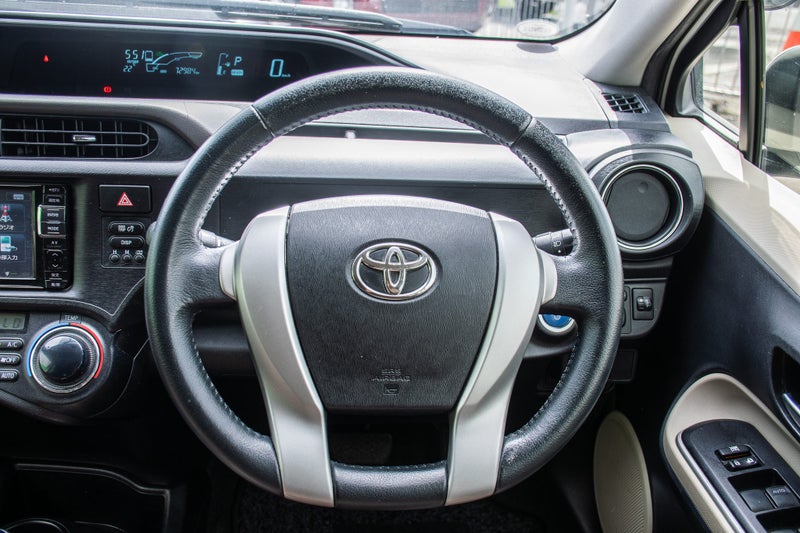 2014 Toyota Aqua image 16