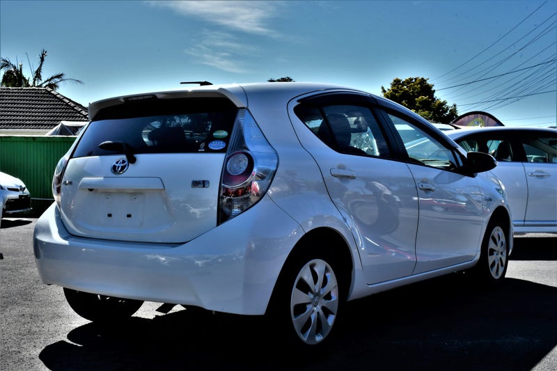 2014 Toyota Aqua image 2