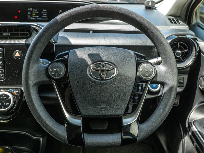 2017 Toyota Aqua image 13