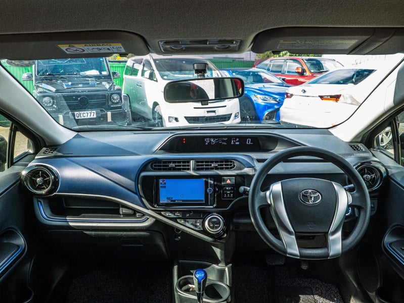 2015 Toyota Aqua image 11